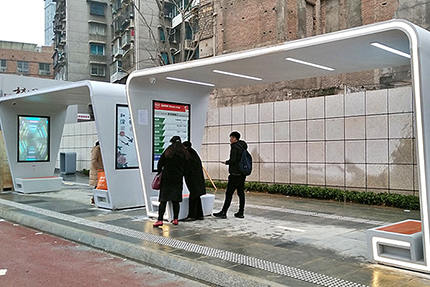 城市现代公交站台安装实景图